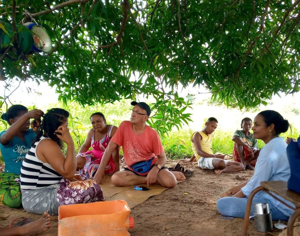 Réunion des familles sous le manguier à Andohagara
