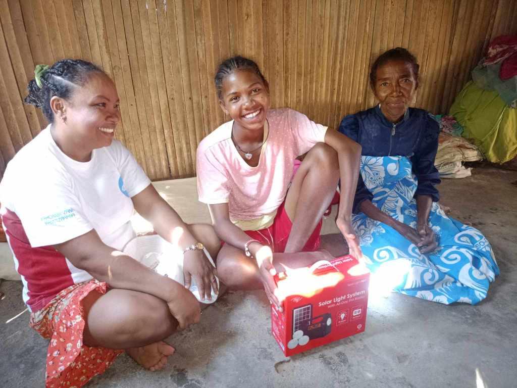 En ce mois de mai, nous avons terminé la distribution des kits solaires aux 46 familles, kits permettant notamment aux enfants de pouvoir faire leurs devoirs à la maison