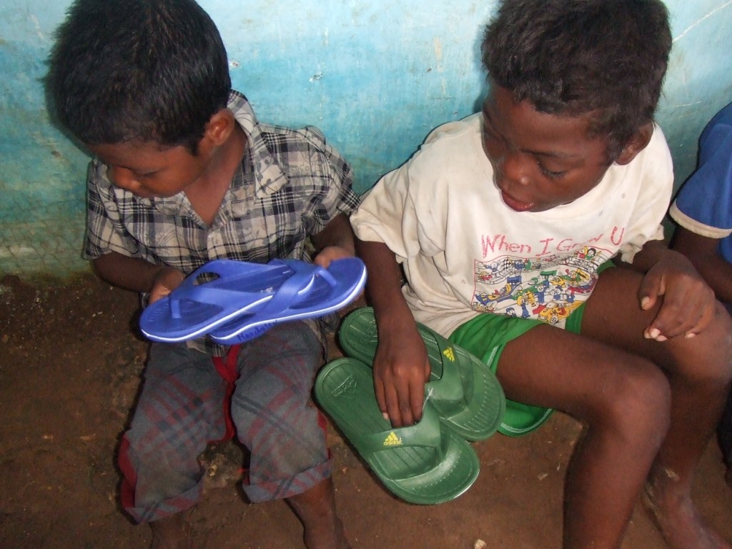 Des sandales pour que les enfants n'aillent pas pieds nus à l'école